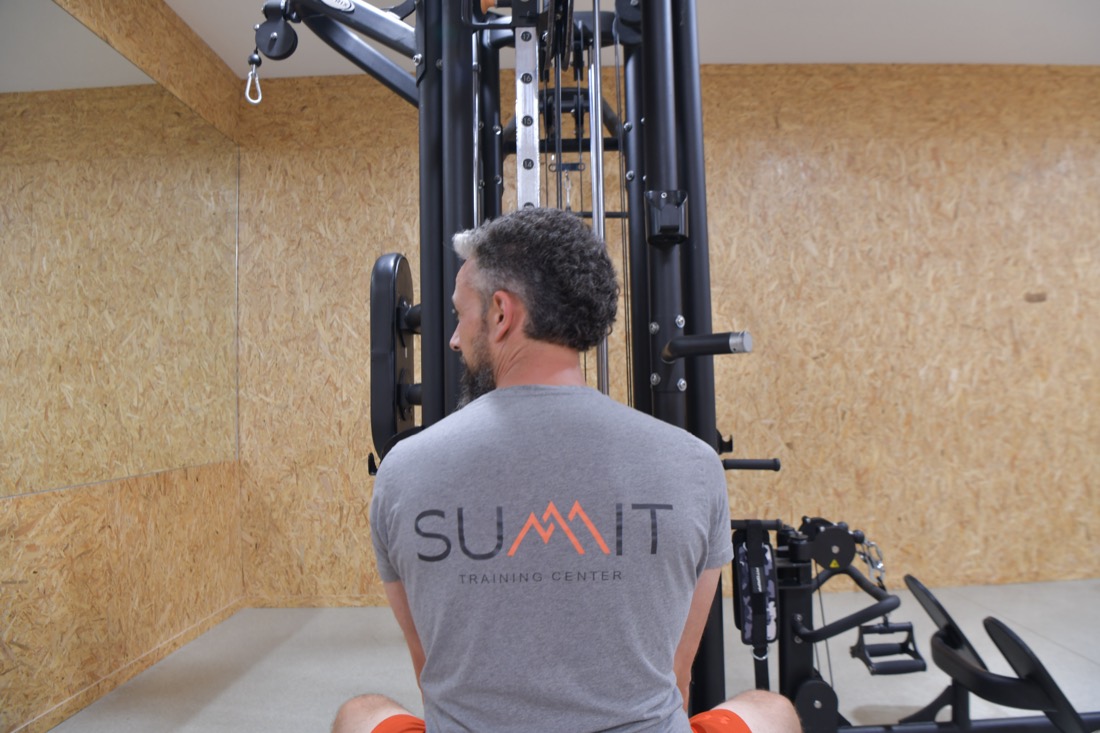 Treino na máquina multi-estação com a camisola Summit
