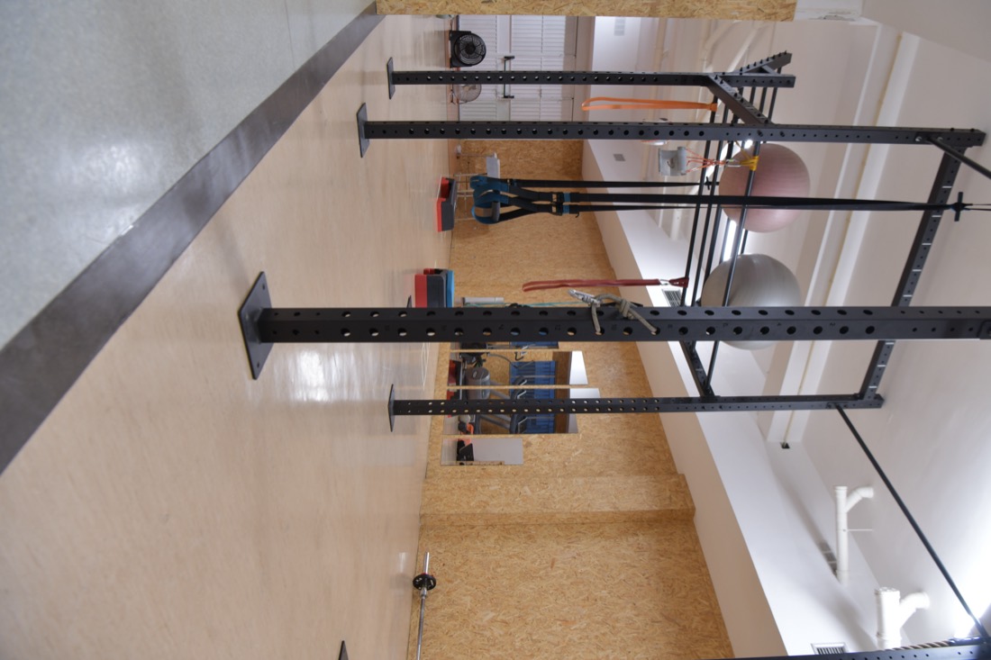 A sala principal do estúdio — rig, bolas e suspensão