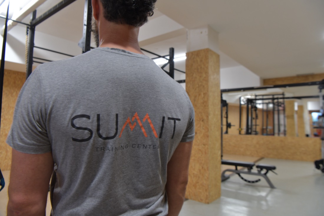 A camisola Summit Training Center em treino