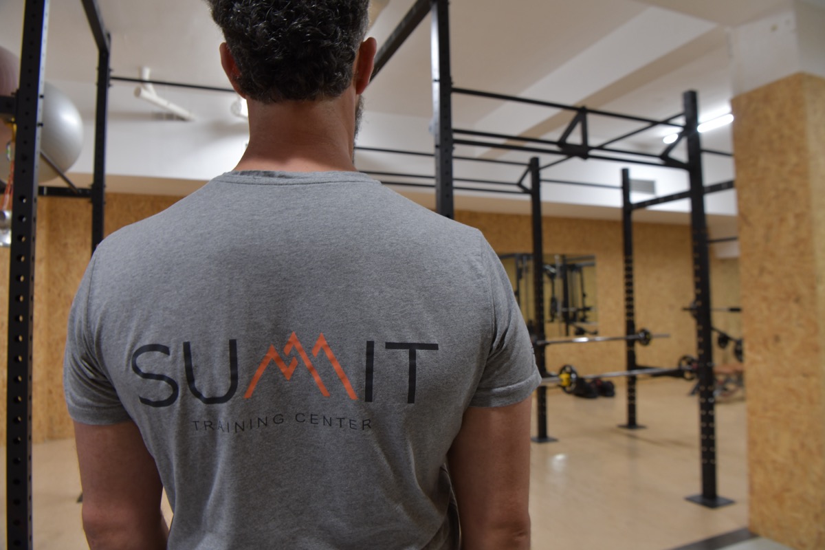 Personal trainer a acompanhar um treino
